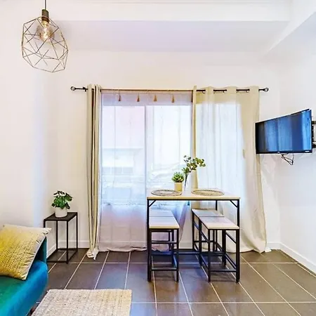 Apartment Cosy Avec Mezzanine, Bien Equipe, Caluire-et-Cuire